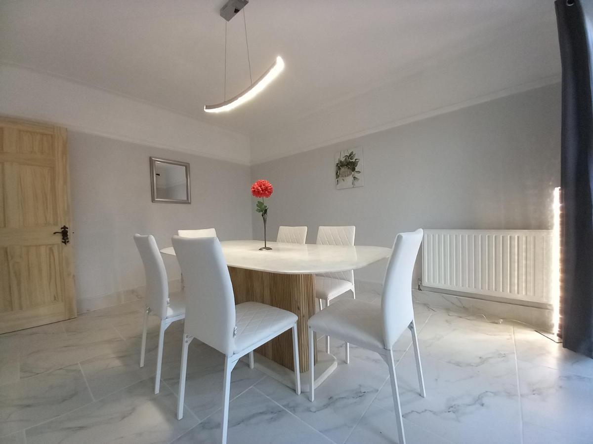 Surbiton Home With Free Parkings, Surbiton, Kingston Upon Thames, Surrey, Greater London Uk Экстерьер фото