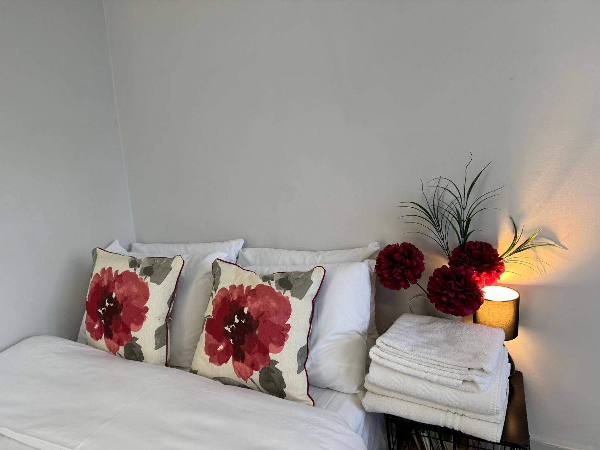 Surbiton Home With Free Parkings, Surbiton, Kingston Upon Thames, Surrey, Greater London Uk Экстерьер фото