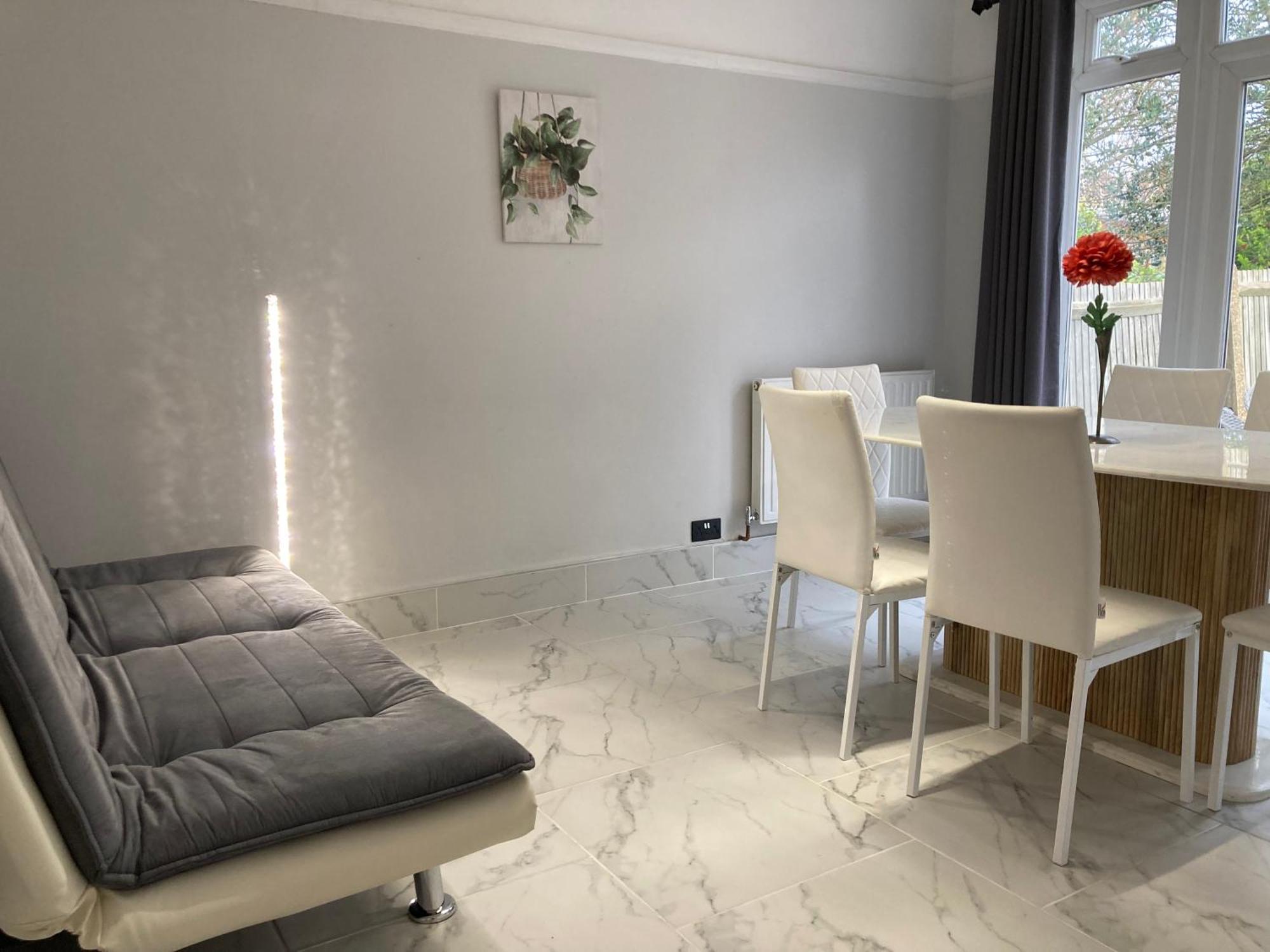 Surbiton Home With Free Parkings, Surbiton, Kingston Upon Thames, Surrey, Greater London Uk Экстерьер фото