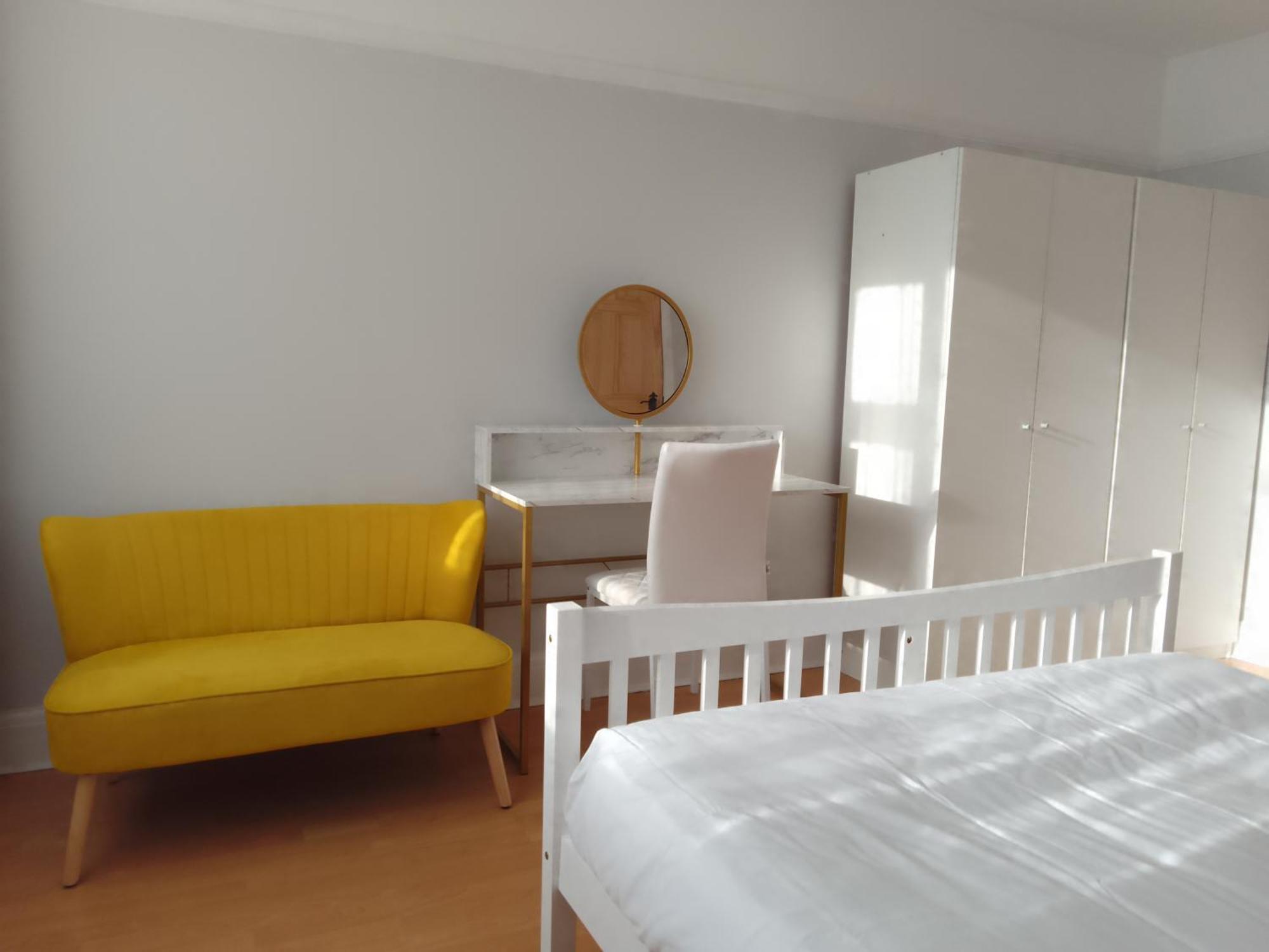 Surbiton Home With Free Parkings, Surbiton, Kingston Upon Thames, Surrey, Greater London Uk Экстерьер фото